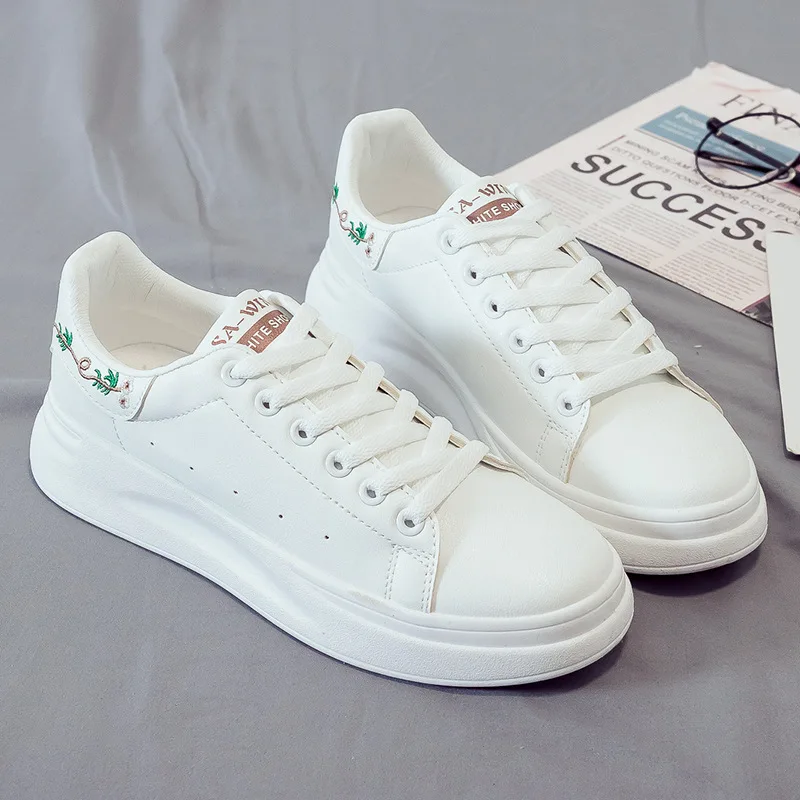 Bijele cipele Ženska 2020 Proljeće Novi Stil Univerzalni Studenti Korejski Casual cipele s debljim dnom Prozračna Tenisica s toplom prodaje